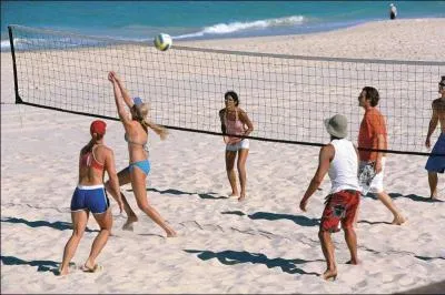 Les vacanciers ne jouent pas au football.