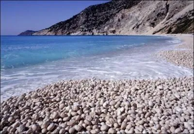 C'est une jolie plage de sable fin.