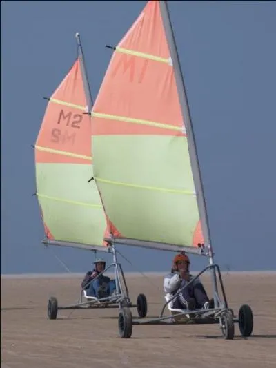 Les deux chars à voiles sont identiques