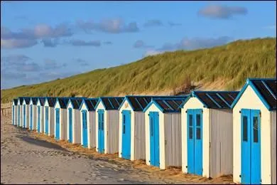 Les cabines sont installées devant des rochers.