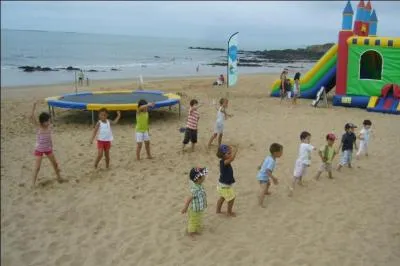 Les enfants ne sont pas dans un club de plage.