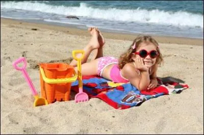 La petite fille a oublié ses lunettes de soleil.