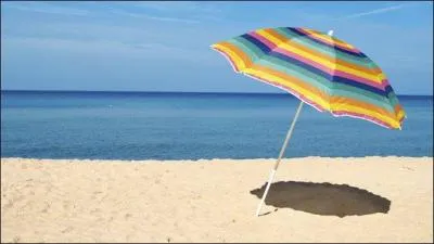 Il n'y a personne sous ce parasol.