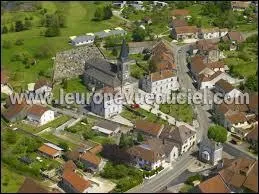 Nous survolons le village Haut-Sa&ocirc;ne de Noidan-le-Ferroux. Nous sommes dans le ciel de la r&eacute;gion ...