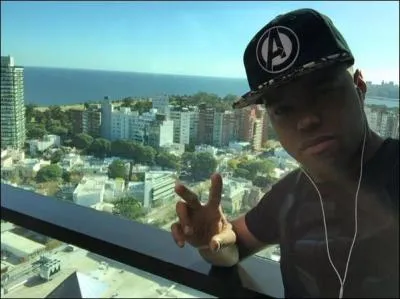 Dans quel pays est-il né ?