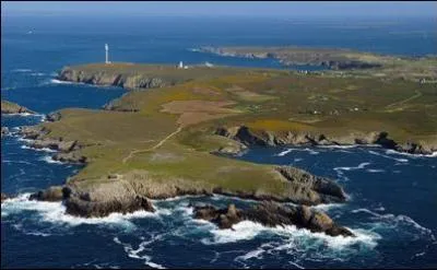 Comment s'appelle l' île la plus à l'ouest de Bretagne ?