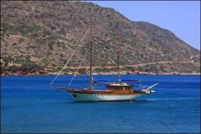 Quelle mer borde la Grèce ?