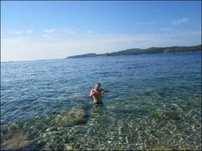 Quelle ville est bordée par la mer Adriatique ?