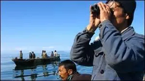 De quelle peuplade, cette mer bordant la pointe nord-est du continent asiatique et l'Alaska, au nord-ouest du continent américain, communiquant avec la mer de Béring et l'océan Pacifique par le détroit de Béring, porte-t-elle le nom ?