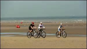 Si notre ami, Ptiottoutoune, que chacun sait amateur de vélo, pédale de la Flandre à la Frise, quels rivages parcourt-il ?
