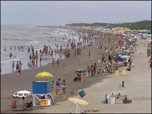 Pédalons joyeusement à la suite des amateurs de vélo et rejoignons notre amie Annevz. Où nous conduira-t-elle si nous allons à Ostende ?