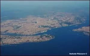 Nadvar et Mia ont une autre idée, elles proposent qu'au retour du voyage précédent nous partions sans plus attendre pour Byzance, rien de moins ! 
Avant de jeter l'ancre à l'embouchure du Bosphore, de quelle mer aurons-nous contemplé les eaux ?