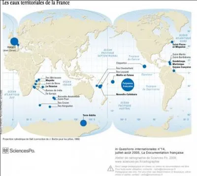 Sur quelle largeur maximale s'étend la mer territoriale bordant un État ?