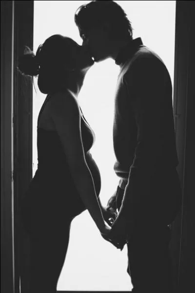 Quel chanteur turc interprète "Simarik" en 1998, chanson dans laquelle nous pouvons entendre des baisers bruyants et qui pourrait se traduire par "smack-smack" ?