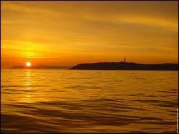 Qui a chanté "Tout près du cap Gris-Nez, quand j'ai fini d'pêcher, on s'retrouv' chez Léonce, on est onze" ?