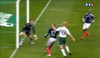 Lors d'un match contre l'Eire en 2009, un joueur de l'équipe de France a réalisé une main salvatrice qui a été surnommée "main de grenouille" par la presse irlandaise. De quel joueur s'agit-il ?