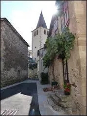 Nous déambulons dans les rues de Prévinquières. Commune Aveyronnaise, elle se situe en région ...
