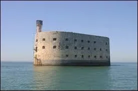 Comment s'appelle le détroit dans lequel se situe le fort Boyard ?