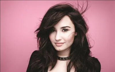 Dans quel télécrochet américain, Demi Lovato est-elle jurée rigoureuse, mais sympathique ?