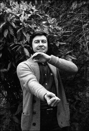 Fils d'une famille bourgeoise, héros de guerre il deviendra par la suite l'ennemi public n°1 pour ses braquages incroyables. Il ne sera jamais lié au milieu directement, qui est-il ?