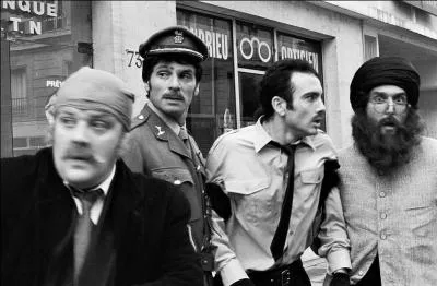 Quel est ce gang de Belleville ? Dans les années 1980, ils dévalisent les banques avec culot ; un de la bande, alias "Beau sourire", file un jour une brique à un clochard.