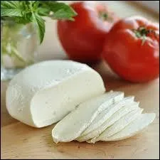 Italien - La mozzarella est un fromage italien à base de lait de vache ou de bufflonne mais connaissez-vous la traduction du verbe "mozzare" ?