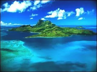 Complexe touristique construit en bord de mer, comportant des logements et un port de plaisance :