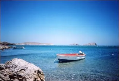 Dans ce proverbe breton, le marin demande de l'aide parce que...