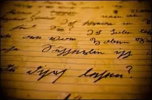 Quand on écrit comme un chat, d'une manière illisible et désordonnée, on dit que l'on :