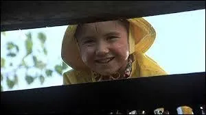 Oh, le pauvre petit. Il a perdu sa balle/son bateau dans les égouts mais... ouf ! Un gentil clown qui traînait dans le sous-sol apparaît et le console. Quel objet offre Grippe-sou à Georgie ?