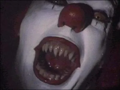 Grippe-sou trouve finalement le moyen d'attirer Georgie. Et là, c'est le drame. Quelle partie du corps le "gentil clown" arrache-t-il à Georgie ?