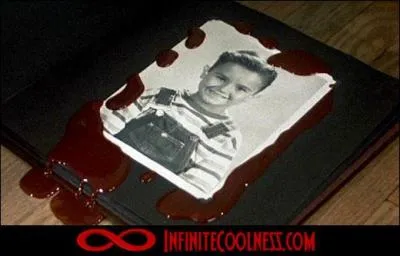 Après la mort du petit garçon, Bill regarde tristement l'album photo de Georgie. Soudain, la photo de Georgie s'anime. Que fait Georgie ?