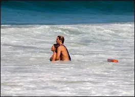 Qui a chanté : "Il y a le ciel, le soleil et la mer. Il y a le ciel, le soleil et la mer. Allongés sur la plage, les cheveux dans les yeux et le nez dans le sable, on est bien tous les deux" ?