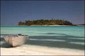 Dans « Ode maritime », le poète dit de la mer : 
« L'étendue plus humaine, plus parsemée, de l'Atlantique ! / L'Indien, le plus mystérieux de tous les océans ! / La Méditerranée, douce, sans mystère aucun, classique, une mer pour battre / Des esplanades regardées par de blanches statues dans les jardins voisins ! ».
Qui est-il ?