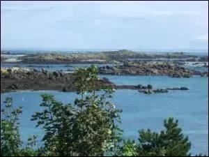 Où se situe l'action des « Travailleurs de la mer », roman d'aventures, à l'époque de la machine et de la révolution industrielle, mais aussi fable épique d'un homme seul face aux éléments ?