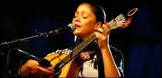 Le nom « fado », genre musical portugais, signifie : « naissance ».