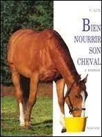 Idéalement, un cheval à l´entraînement doit être nourri au moins trois fois par jour.