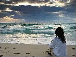 "Et je reste des heures / Et je reste des heures à regarder la mer...", voici les paroles de la chanson "A regarder la mer", qui en est l'interprète ?