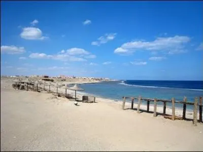 C'est une mer de forme longiligne qui sépare en partie l'Afrique du Nord du Moyen-Orient. Quelle est-elle ?