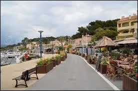 Station balnéaire pacaïenne, Saint-Cyr-sur-Mer se situe dans le département ...
