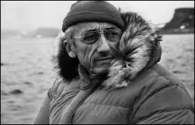 Cet illustre océanographe de renom s'est éteint en 1997. Il s'agit du légendaire commandant :