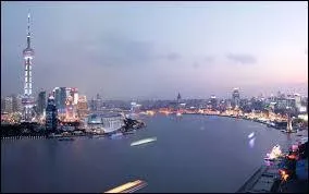 Depuis 2010, ce port détient la place de leader mondial du trafic maritime. Il est situé en Asie, plus précisément dans la ville de :