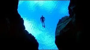 Ce terme désigne les grandes profondeurs marines, se trouvant au-delà des mille mètres. Ce sont les ...