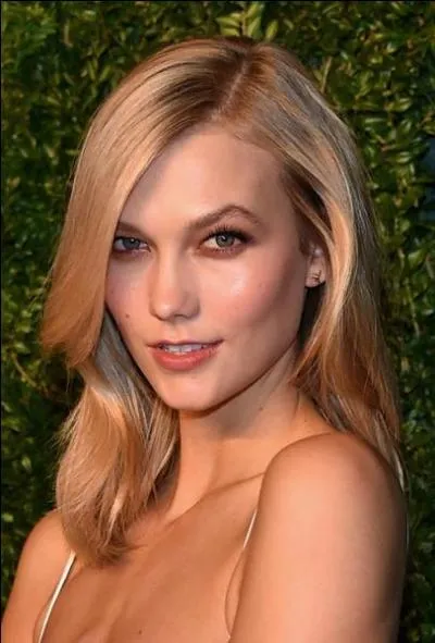 En plus d'être mannequin pour Victoria Secret et de mesurer 185 centimètres, Karlie est la meilleure amie de la chanteuse Taylor Swift et elle va lancer une chaîne YouTube nommée ''Klossy''. Quand a-t-elle vu le monde ?