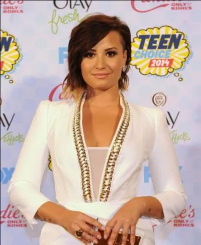 Elle a eu les cheveux blonds, roses, bleus, bruns, châtains, noirs, avec frange, courts, longs, plats, frisés...Bref, Demi Lovato ne passe pas inaperçue côté chevelure ! Demetria a collaboré avec Cher Lloyd pour ''Really Don't Care''. Pouvez-vous me dire quand naquit l'interprète de ''Neon Lights'' ?