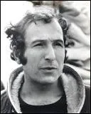 Alain Chamfort a chanté le "Manureva". Quel navigateur a mystérieusement disparu à son bord ?