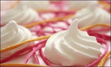 Cuisine pour les nuls : Que rajoute-t-on au sucre pour obtenir de la meringue ?