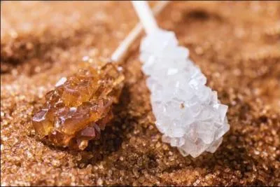 Quel est ce sucre obtenu par cristallisation lente d'un sirop ?