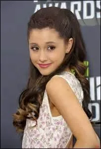 Maintenant Ariana Grande est devenue...