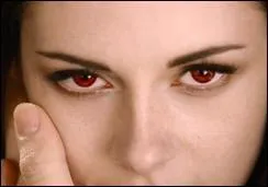 A quelle pierre précieuse compare-t-elle les yeux d'Edward ?